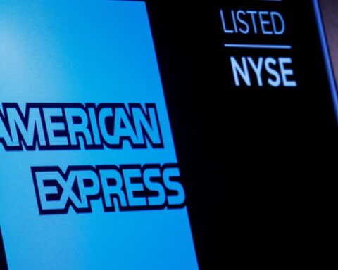 American Express raises its revenue forecast due to the resistance of card spending