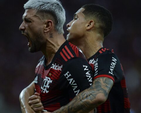 Arrascaeta unbalances and Flamengo scores to reach the quarterfinals