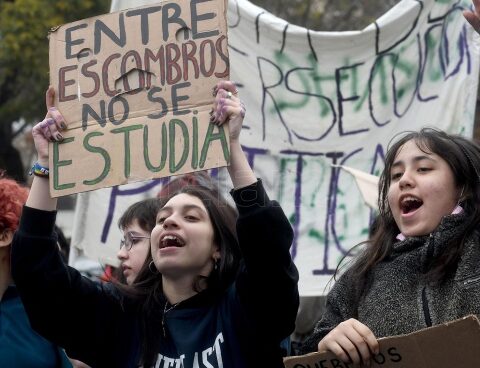 Art students protested to demand improvements in building conditions and food