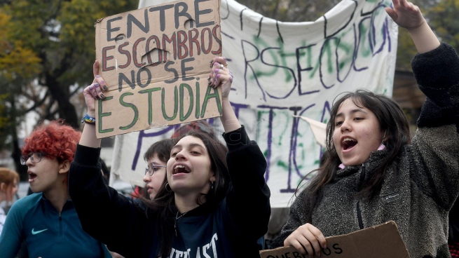 Art students protested to demand improvements in building conditions and food