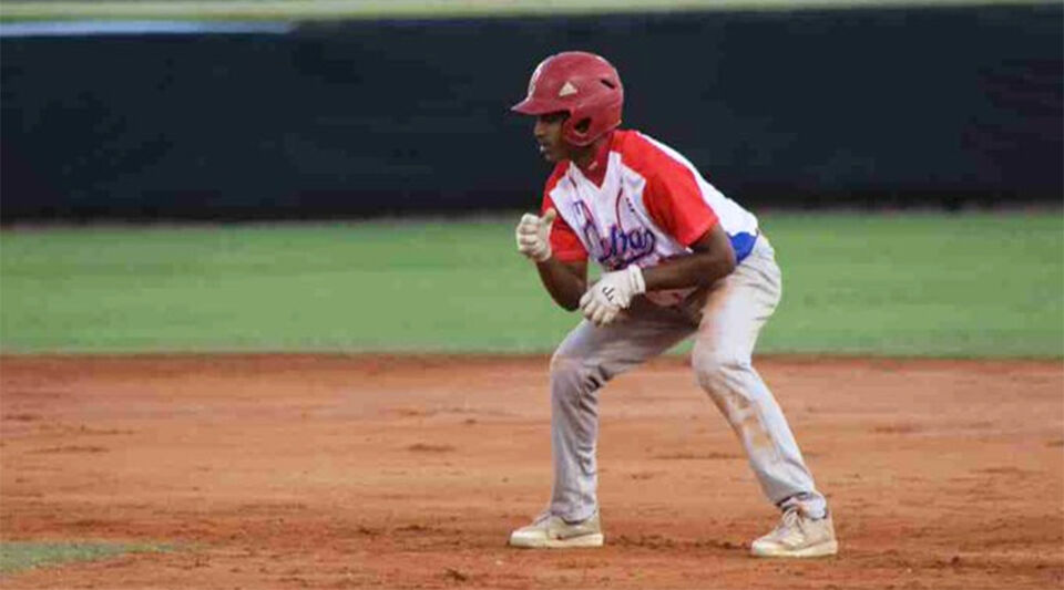 At just 15 years old, Johan Rodríguez, the young promise of Cuban baseball, goes to the Dominican