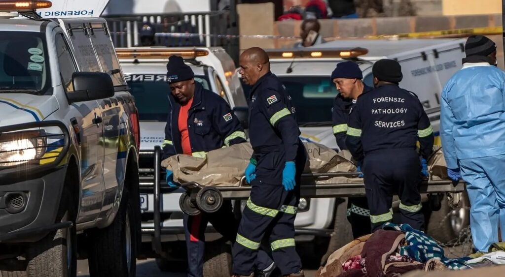 Al menos 19 personas murieron en dos tiroteos masivos en dos localidades de Sudáfrica. Foto: AP