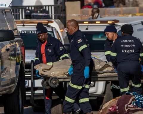 Al menos 19 personas murieron en dos tiroteos masivos en dos localidades de Sudáfrica. Foto: AP
