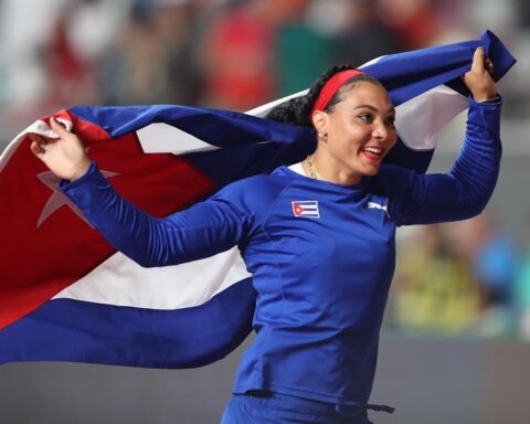 La discóbola cubana Yaimé Pérez tras proclamarse campeona mundial en Doha 2019. Foto: Ali Haider / EFE / Archivo.