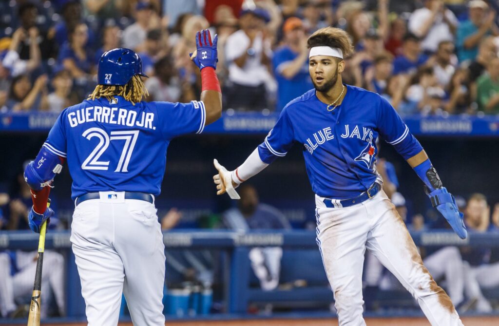 Lourdes Gurriel Jr. impuso un nuevo récord cubano de jits en un partido de MLB. (Photo by Mark Blinch/Getty Images)