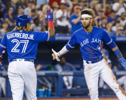 Lourdes Gurriel Jr. impuso un nuevo récord cubano de jits en un partido de MLB. (Photo by Mark Blinch/Getty Images)
