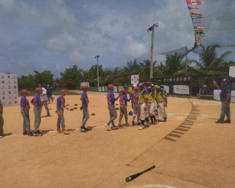 El equipo de Santa Clara (izq), representante de Cuba en el torneo caribeño de las Pequeñas Ligas, saluda a su similar de Curazao A, su victimario en la final del certamen. Foto: Yunier Sifonte / Twitter.