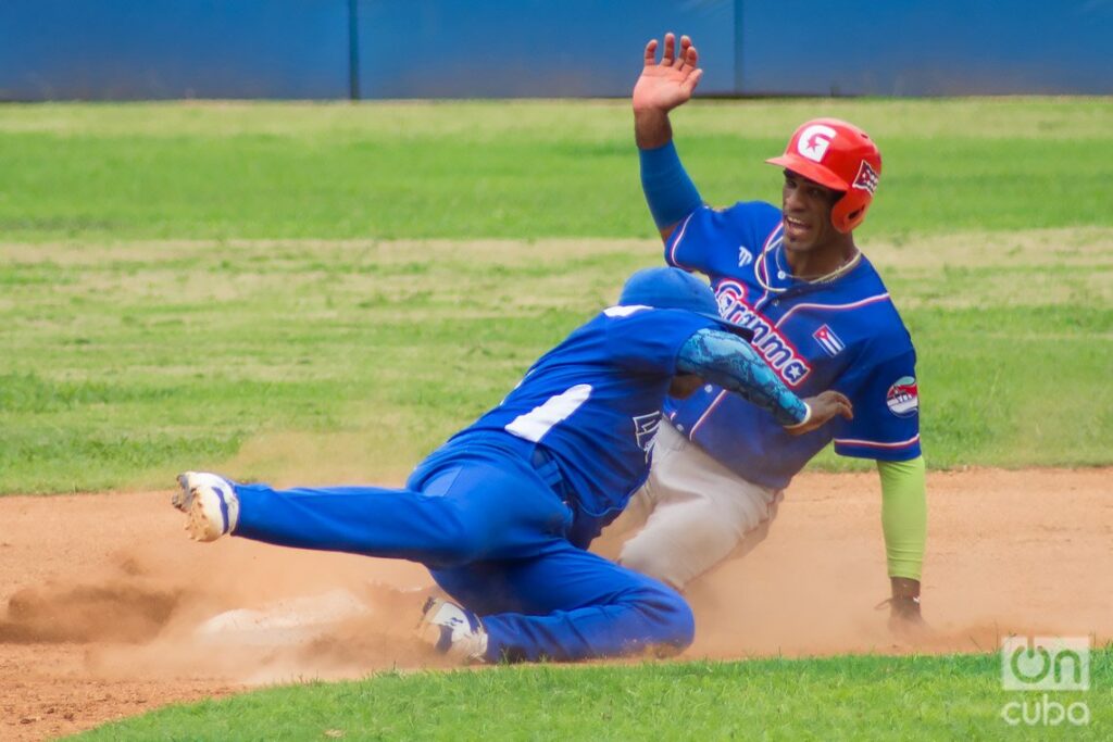 Jugada de un partido entre los equipos de Granma e Industriales, en el Estadio Latinoamericano de La Habana, durante la 61 Serie Nacional de Béisbol. Foto: Otmaro Rodríguez.