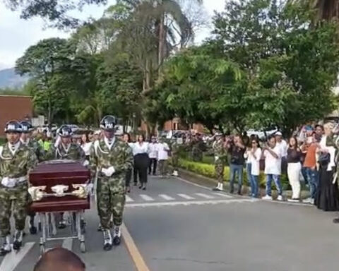 Between flowers, songs and his music, Darío Gómez was buried in Medellín