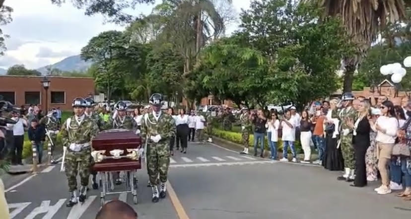 Between flowers, songs and his music, Darío Gómez was buried in Medellín