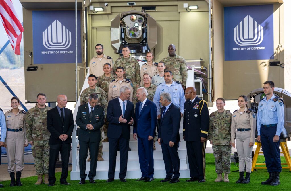 El presidente Biden con el ministro de defensa israelí, Benny Gantz, a la izquierda, y el primer ministro Yair Lapid el miércoles en Telaviv.