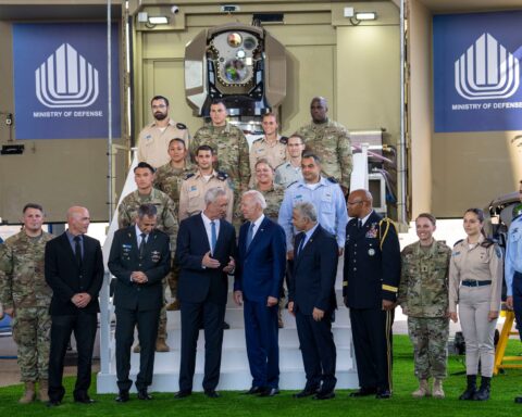 El presidente Biden con el ministro de defensa israelí, Benny Gantz, a la izquierda, y el primer ministro Yair Lapid el miércoles en Telaviv.