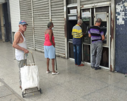 Broken ATMs or without money embitter the lives of Cubans