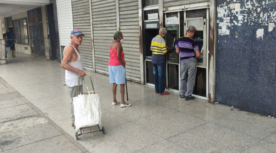 Broken ATMs or without money embitter the lives of Cubans