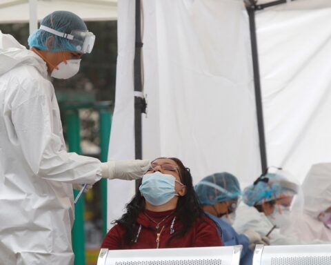 Un trabajador sanitario realiza una prueba a una mujer para detectar la COVID-19, en una fotografía de archivo. Foto: Isaac Esquivel / EFE / Archivo.