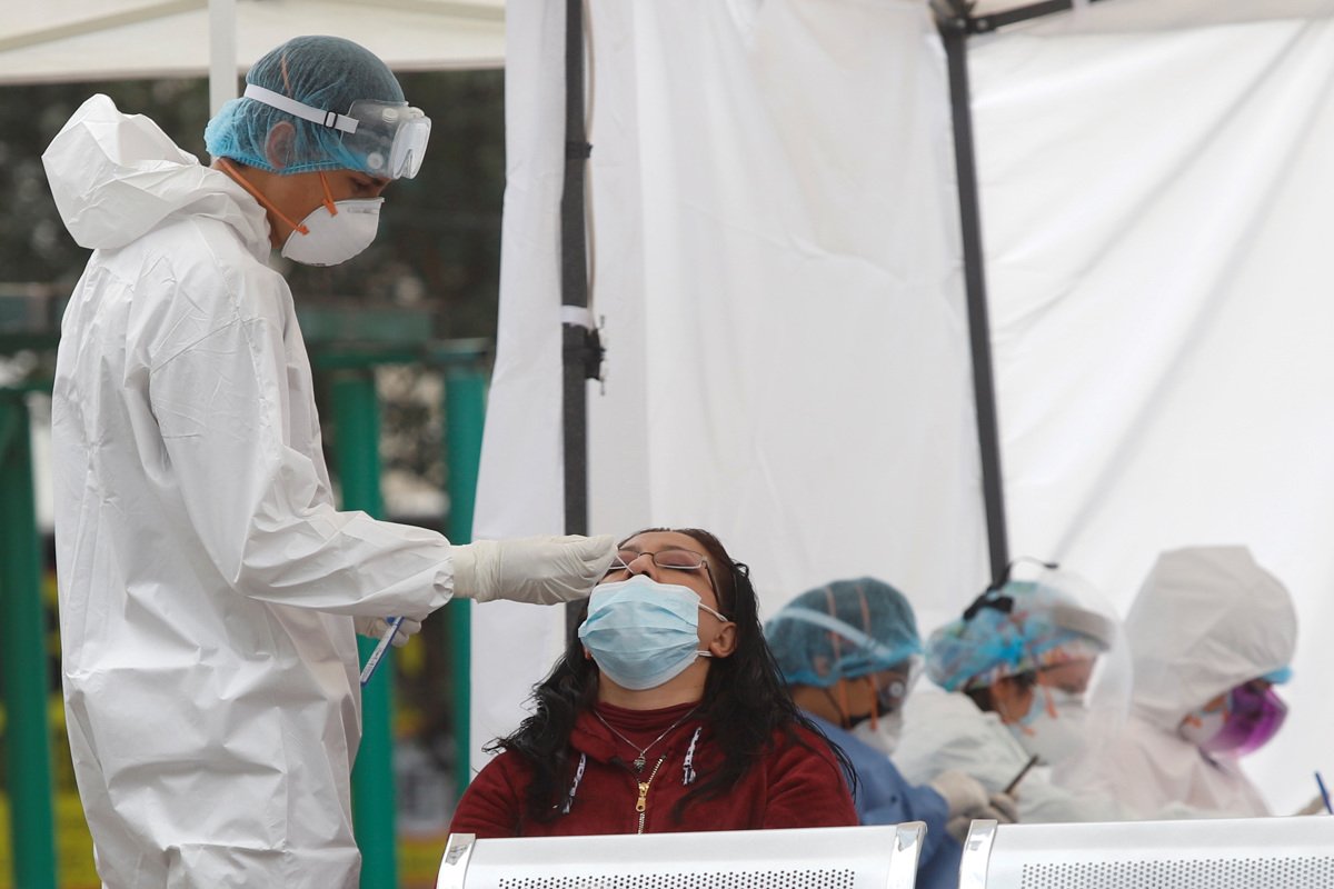 Un trabajador sanitario realiza una prueba a una mujer para detectar la COVID-19, en una fotografía de archivo. Foto: Isaac Esquivel / EFE / Archivo.