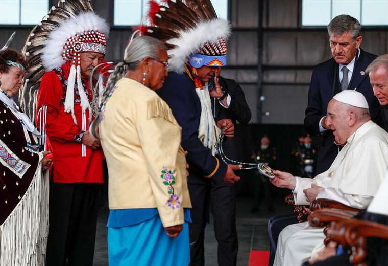 Canada: The Pope is received in a brief ceremony by representatives of indigenous communities