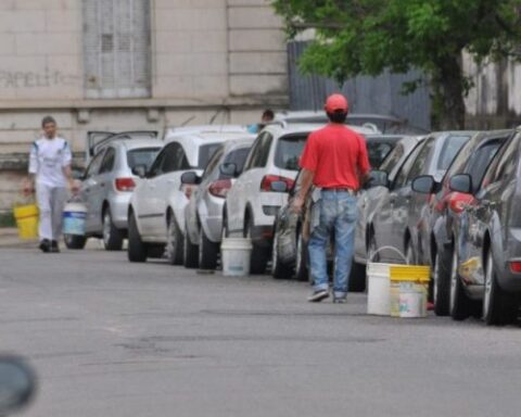 Charged parking confronts car attendants with the Municipality of Asunción