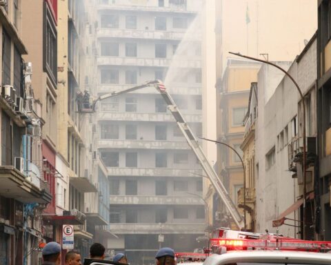 Cleaning begins in burned building on Rua 25 de Março