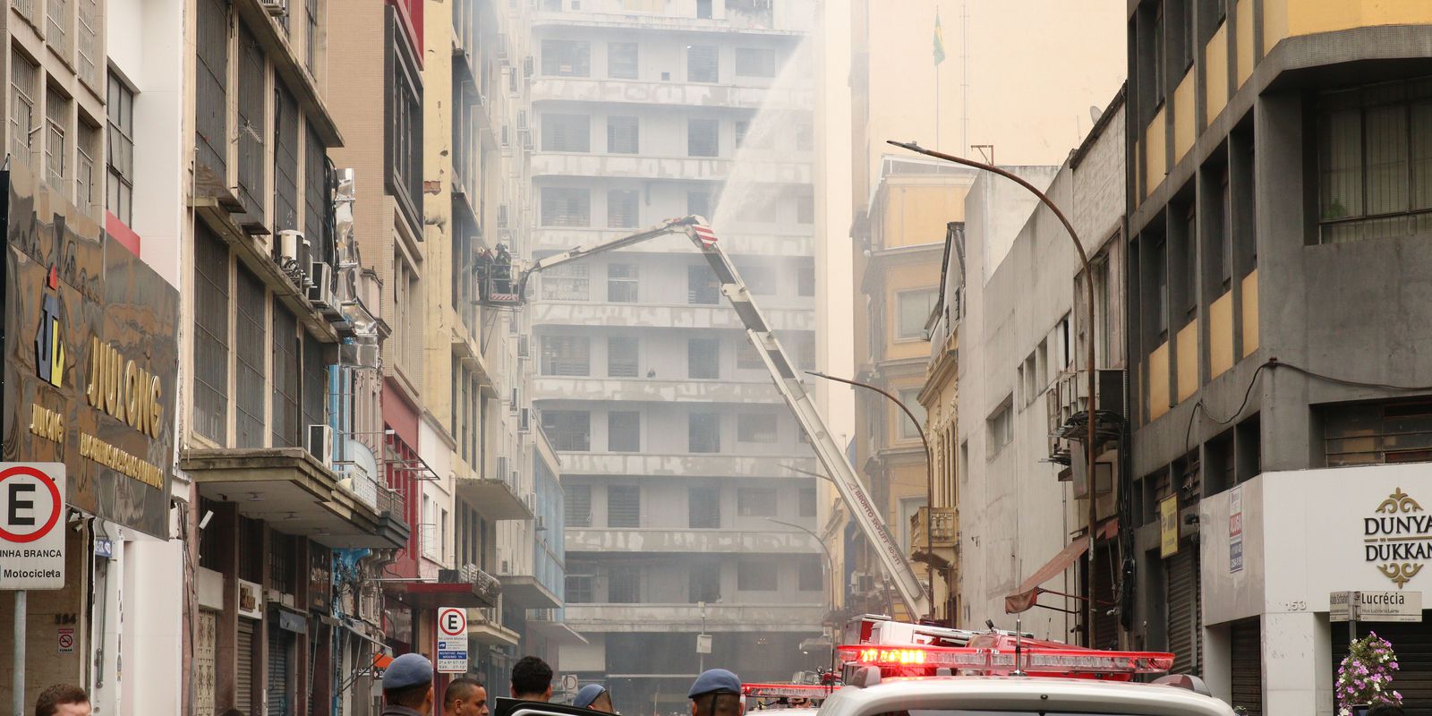 Cleaning begins in burned building on Rua 25 de Março