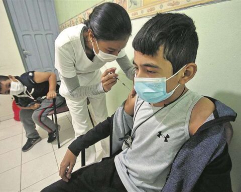 Estos estudiantes son parte del grupo que ha buscado las dosis contra el covid / Foto: Jorge Ibáñez