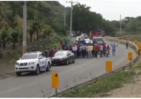 Community members claim for road repair in Villa Vásquez