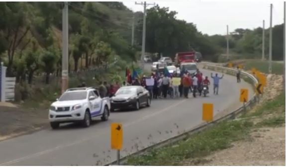 Community members claim for road repair in Villa Vásquez