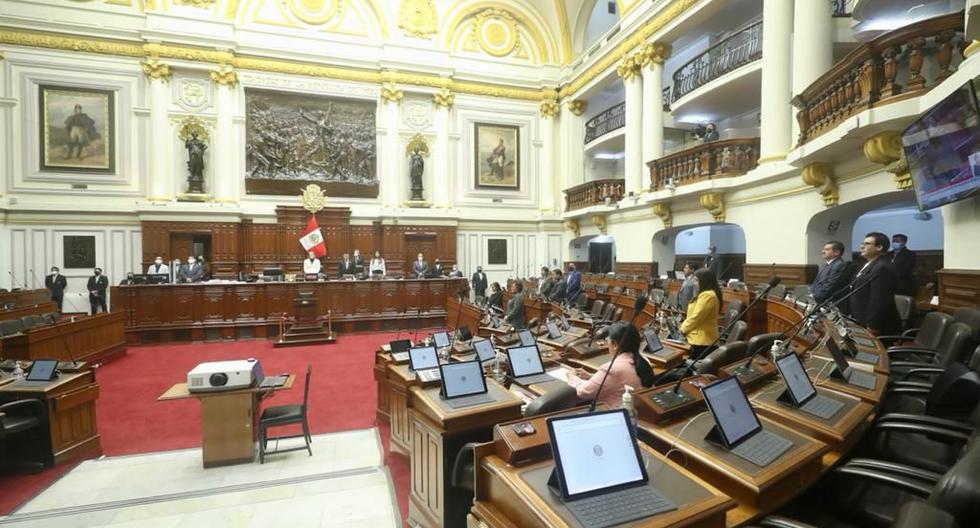 Congress observed a minute of silence for the death of Francisco Morales Bermúdez