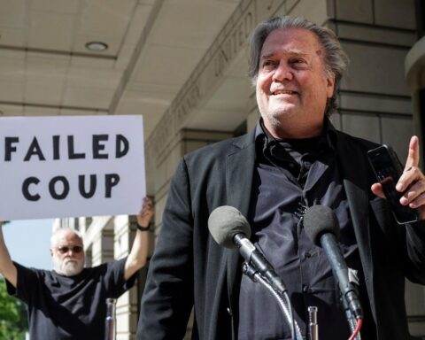 El exasesor de Trump y su jefe de campaña Steve Bannon, en una imagen de archivo. Foto: Kevin Dietsch / Getty Images / Archivo.
