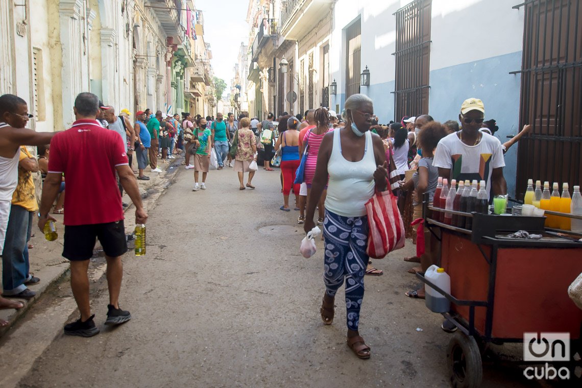 Personas caminan bajo el sol en una calle de La Habana, en sus actividades cotidianas. Foto: Otmaro Rodríguez.