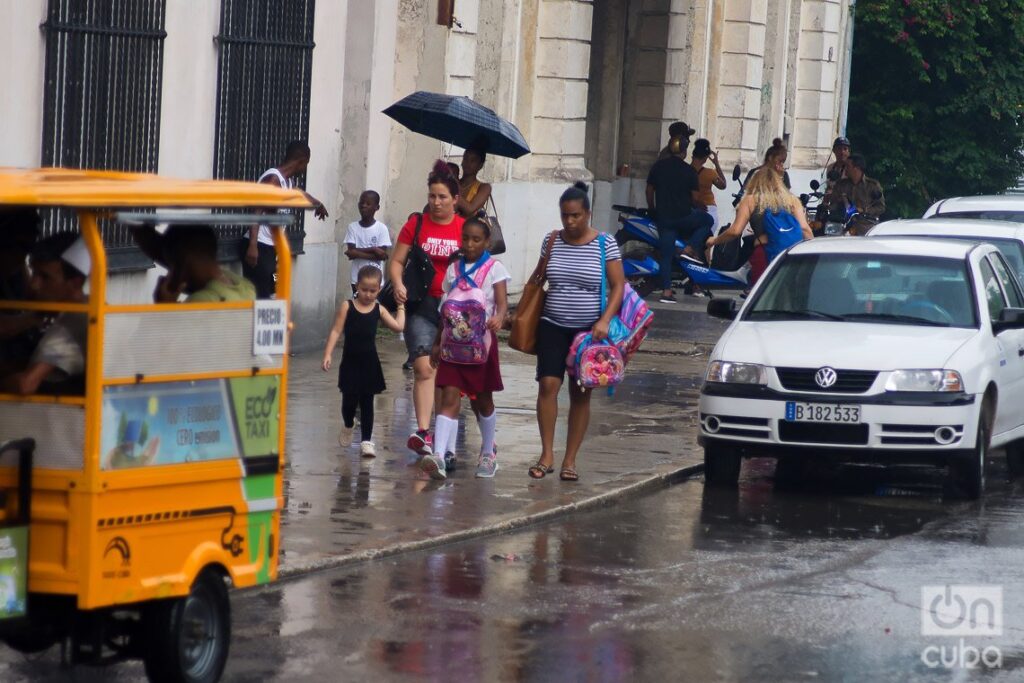 Personas en una calle de La Habana. Foto: Otmaro Rodríguez.