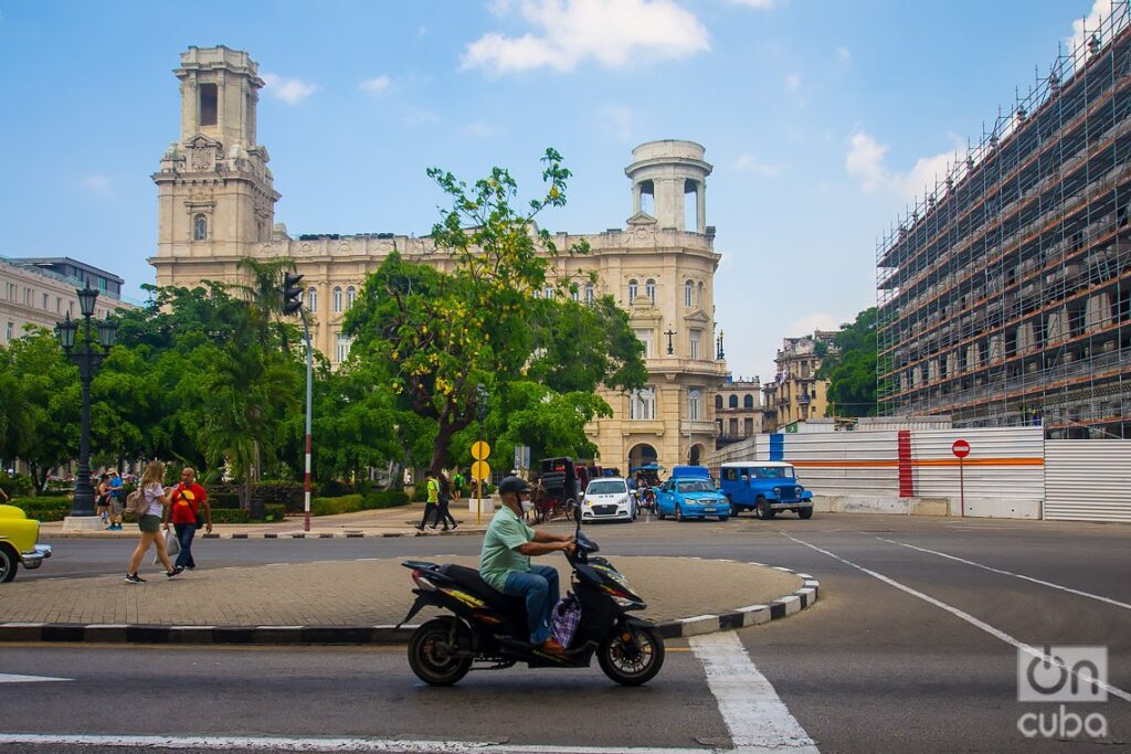 Un motorista en los alrededores del Parque Central, en La Habana. Foto: Otmaro Rodríguez.