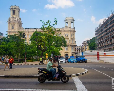 Un motorista en los alrededores del Parque Central, en La Habana. Foto: Otmaro Rodríguez.