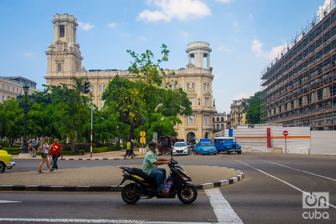 Un motorista en los alrededores del Parque Central, en La Habana. Foto: Otmaro Rodríguez.