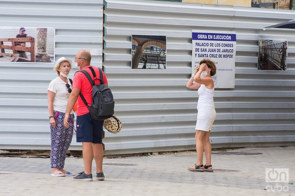 Turistas recorriendo las calles de La Habana, durante el rebrote de la COVID-19 en Cuba en 2021. Foto Otmaro Rodríguez.