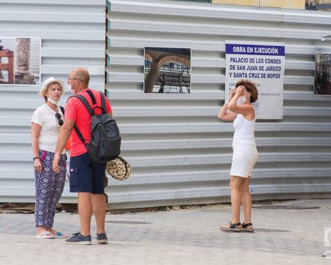 Turistas recorriendo las calles de La Habana, durante el rebrote de la COVID-19 en Cuba en 2021. Foto Otmaro Rodríguez.