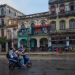 Dos personas en una moto eléctrica en el en La Habana. Foto: Otmaro Rodríguez.