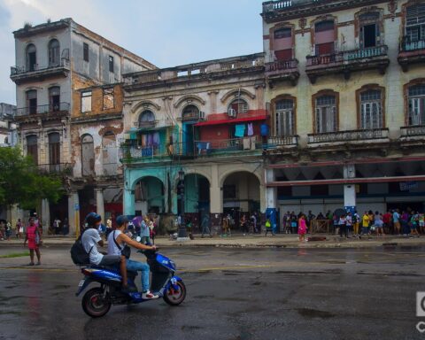 Dos personas en una moto eléctrica en el en La Habana. Foto: Otmaro Rodríguez.