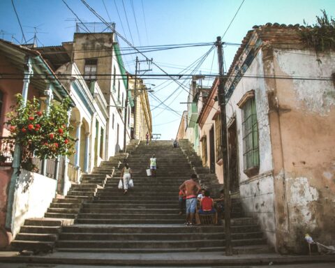 Calle Padre Pico, en Santiago de Cuba, una de las provincias con mayores contagios hoy. Foto: Kaloian.