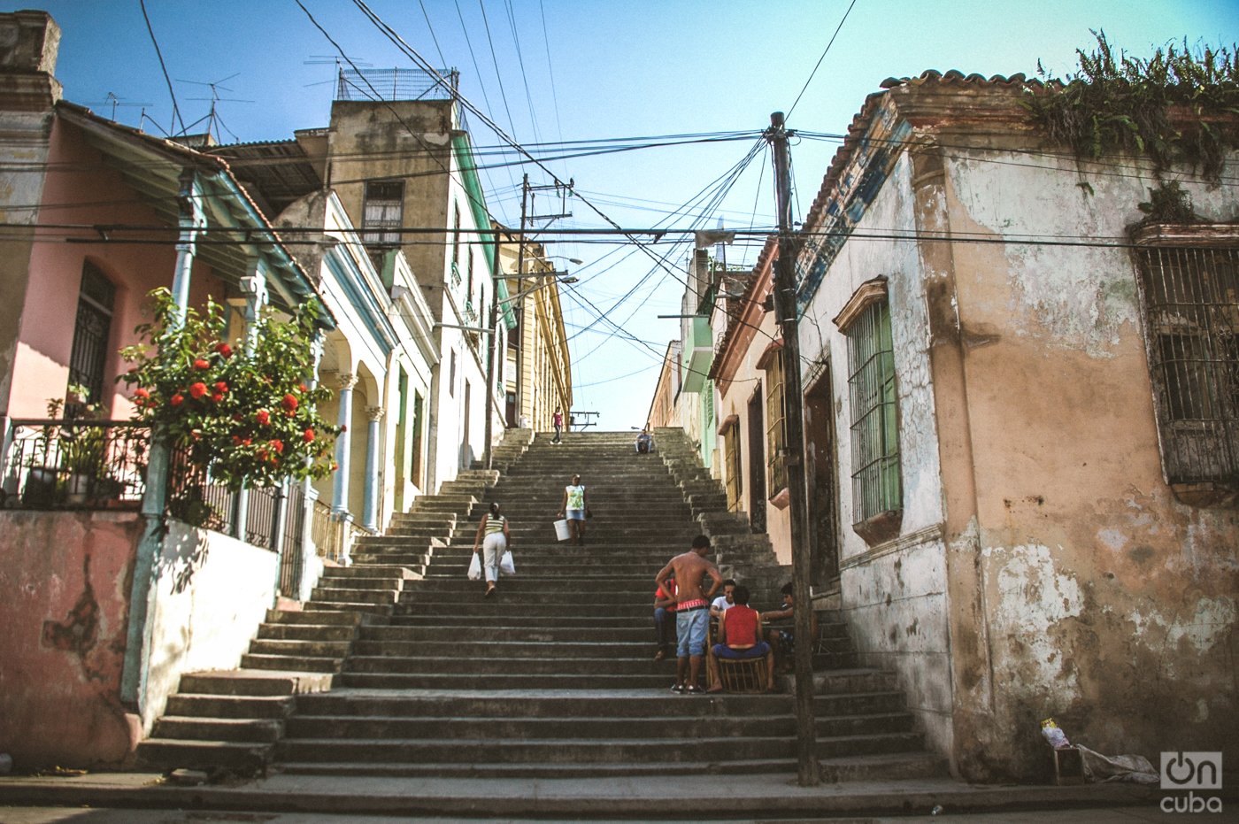 Calle Padre Pico, en Santiago de Cuba, una de las provincias con mayores contagios hoy. Foto: Kaloian.