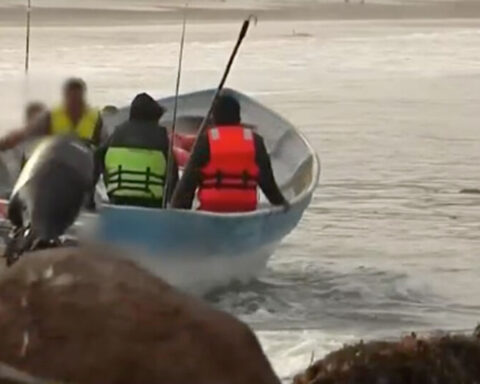 Coyotes use fishermen to pass Cubans in boats on the west coast of the US