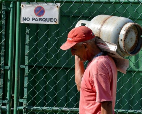Un hombre carga un cilindro o balita de gas licuado en Cuba. Foto: AFP / Archivo.