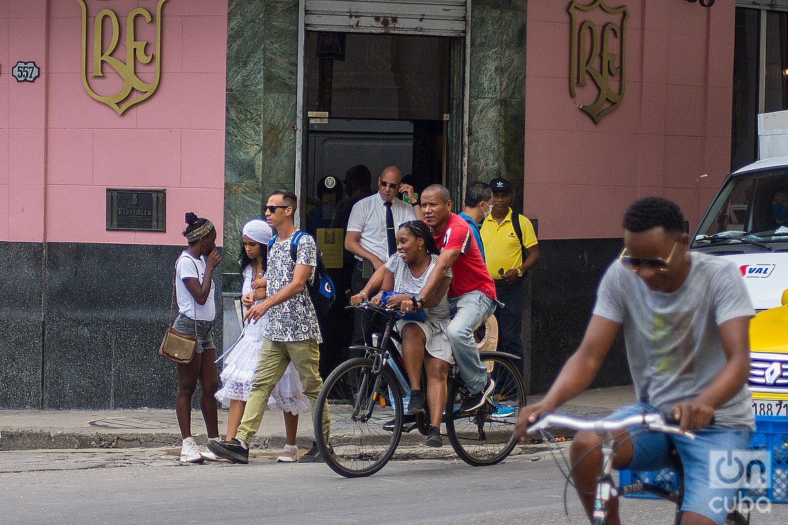 Personas se mueven bajo el sol en la calle Monserrate de La Habana, en los alrededores del célebre bar El Floridita. Foto: Otmaro Rodríguez.