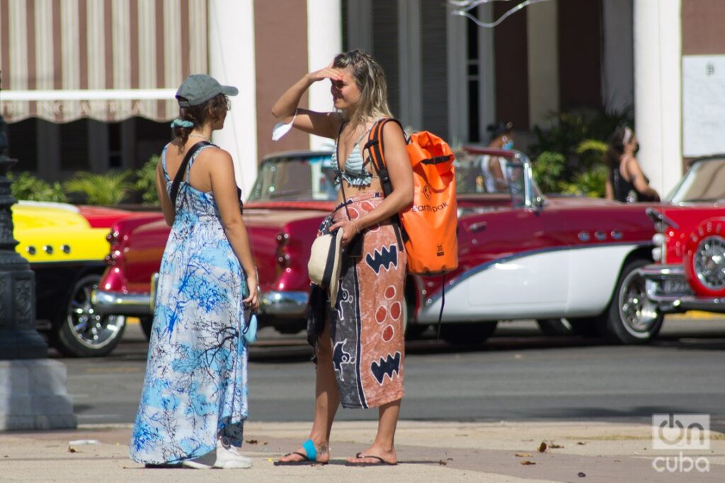 Turistas sin nasobuco en La Habana, el martes 17 de mayo de 2022, un día después de los anuncios de la Administración Biden sobre cambios en la política hacia Cuba. Foto: Otmaro Rodríguez.