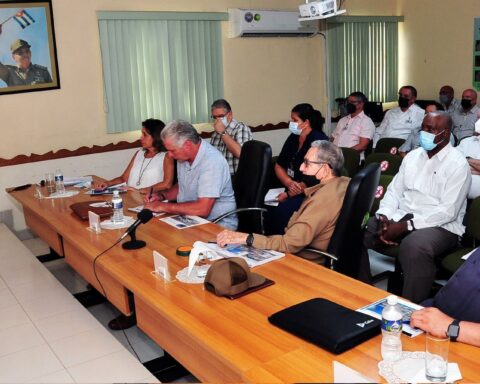 Los principales dirigentes del país realizaron una visita de control a la Zona Especial de Desarrollo Mariel. Foto: Tomada de Presidencia Cuba.