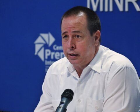 El ministro de Salud Pública de Cuba, Dr. José Ángel Portal Miranda, durante una rueda de prensa sobre la situación epidemiológica de Cuba y otros temas relacionados con su sector, el 14 de julio de 2022 en La Habana. Foto: Ernesto Mastrascusa / EFE.