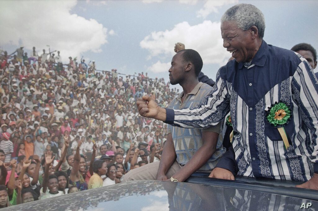 Nelson Mandela, saludando a una multitud en el estadio Galeshewe cerca de Kimberley, Sudáfrica, antes de un "Foro del Pueblo", en 1994. Foto:  David Brauchli/AP.