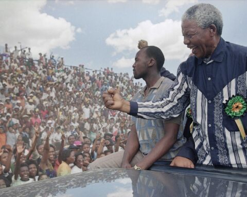 Nelson Mandela, saludando a una multitud en el estadio Galeshewe cerca de Kimberley, Sudáfrica, antes de un "Foro del Pueblo", en 1994. Foto:  David Brauchli/AP.