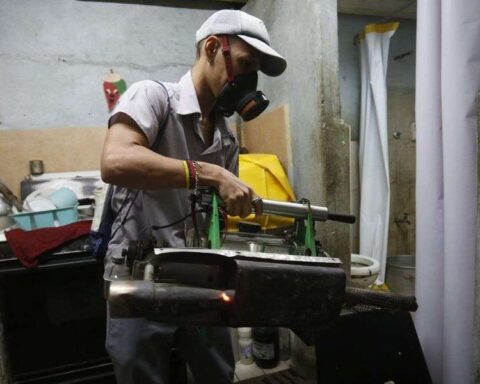 Un operario durante una fumigación en Cuba contra el mosquito Aedes aegypti, agente transmisor del dengue y otras enfermedades. Foto: Jorge Luis Baños / IPS / Archivo.