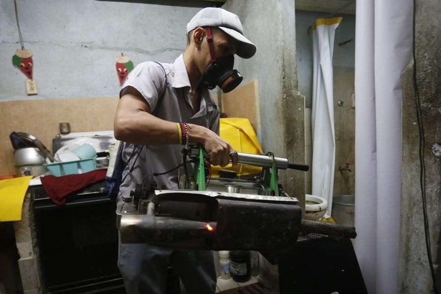 Un operario durante una fumigación en Cuba contra el mosquito Aedes aegypti, agente transmisor del dengue y otras enfermedades. Foto: Jorge Luis Baños / IPS / Archivo.